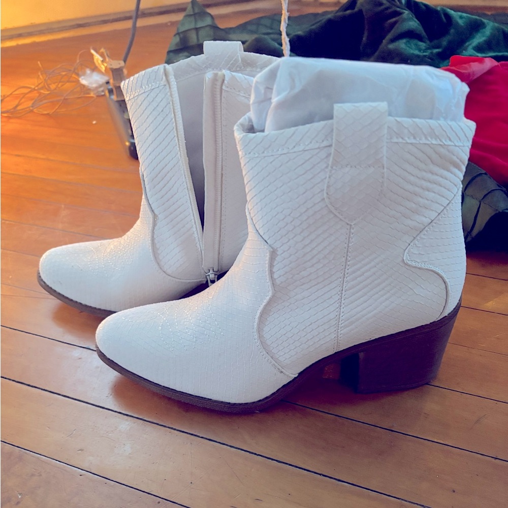 Size 10 brand new ankle boots in white